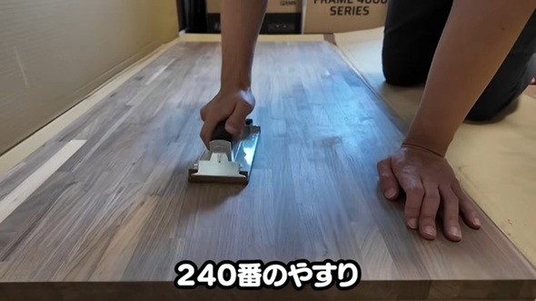 塗装前にハンドサンダーでやすりがけ