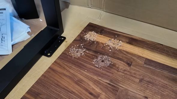 手持ちのドライバーで苦労してあけた穴