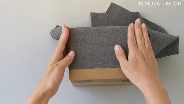 段ボール箱にコットン生地を貼る