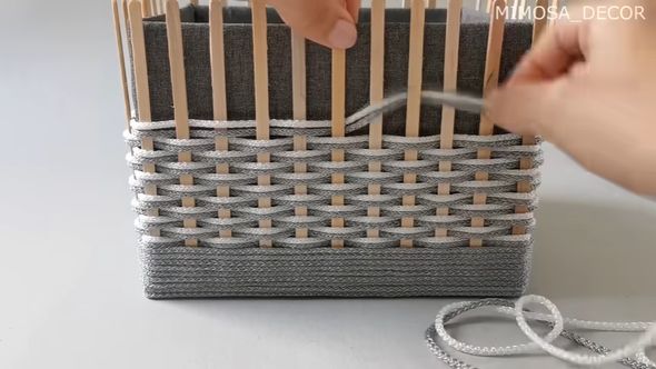 段ボール箱側面に貼ったマドラーと2本のひも