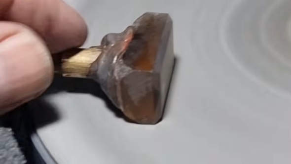 研磨機で石を磨く