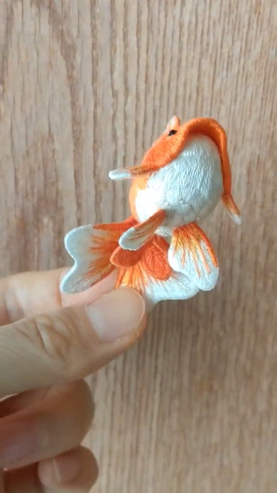 立体刺しゅうの金魚