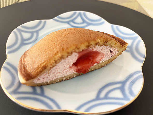 カット面からいちごソースがあふれだす