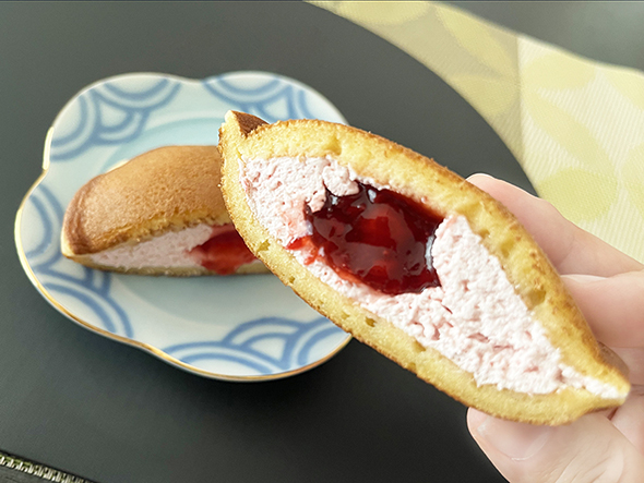 いちごクリームと果肉入りソースを包んだどらもっち