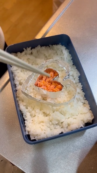 小さいハートに鮭そぼろを入れる