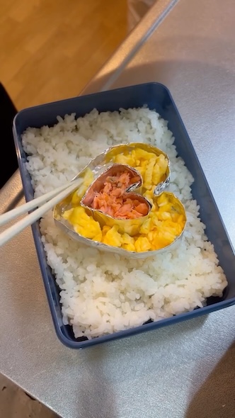 外側に卵そぼろを入れる