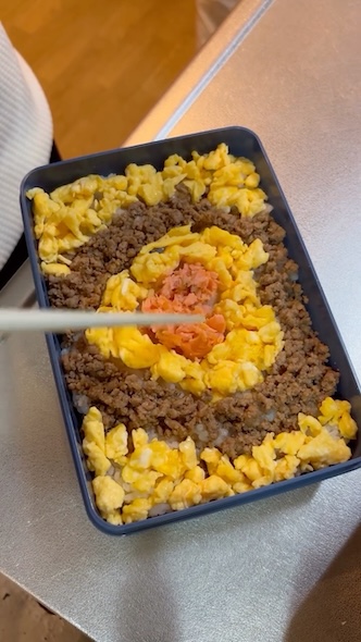 ハートのまわりに肉そぼろと卵そぼろを敷き詰める