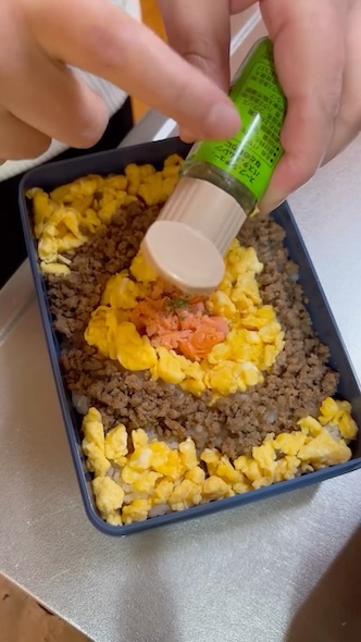 ハートの真ん中にパセリをふる