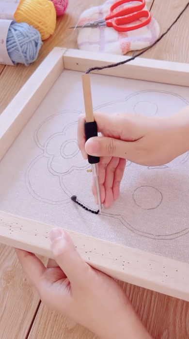 「んぽちゃむ」のラグをパンチニードルで製作