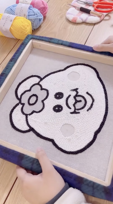 「んぽちゃむ」のラグをパンチニードルで製作