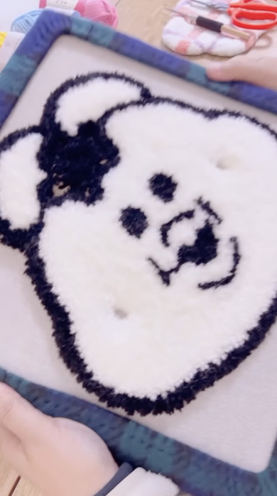 「んぽちゃむ」のラグをパンチニードルで製作