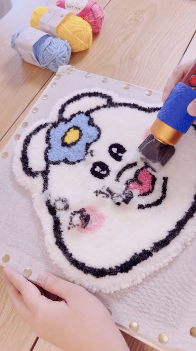 「んぽちゃむ」のラグをパンチニードルで製作