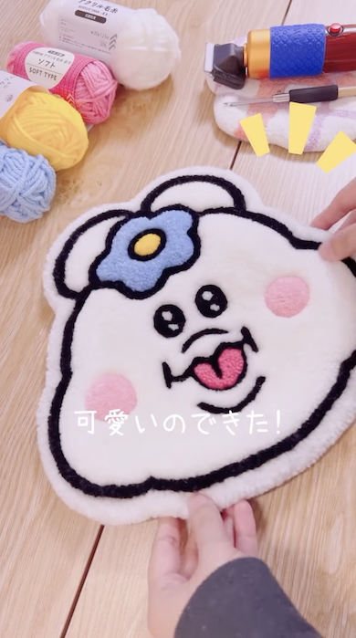 「んぽちゃむ」のラグをパンチニードルで製作
