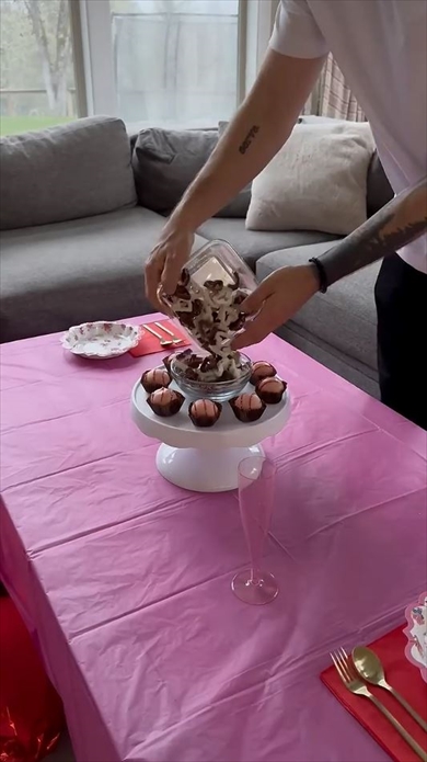 バレンタインに娘をもてなすパパが素敵