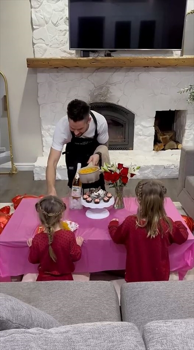 バレンタインに娘をもてなすパパが素敵