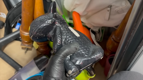 放置された貸しコンテナから出てきた掘り出し物