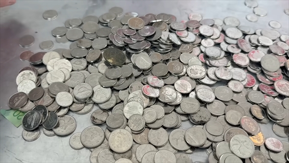 放置された貸しコンテナから出てきた掘り出し物