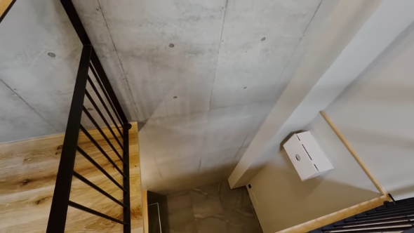 玄関から下を見下ろす