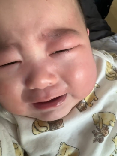 泣いている赤ちゃん