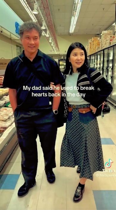 現在の父と母が手をつないでいる