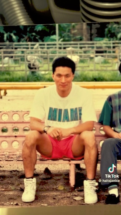 白いTシャツにピンクのハーフパンツ姿のお父さん