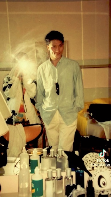 ブルーのシャツに白いパンツのお父さん