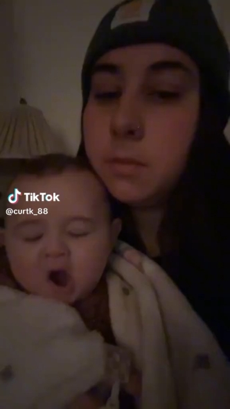 寝ている赤ちゃんと妻