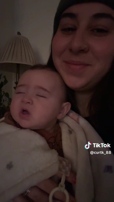 寝ている赤ちゃんと妻