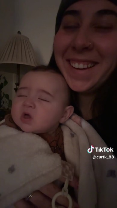 寝ている赤ちゃんと妻