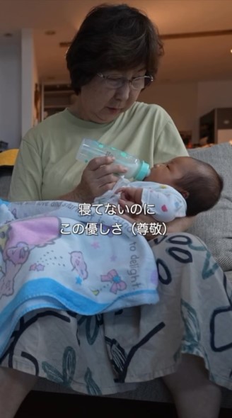 寝不足の朝、赤ちゃんのお世話をしてくれるひいおばあちゃん