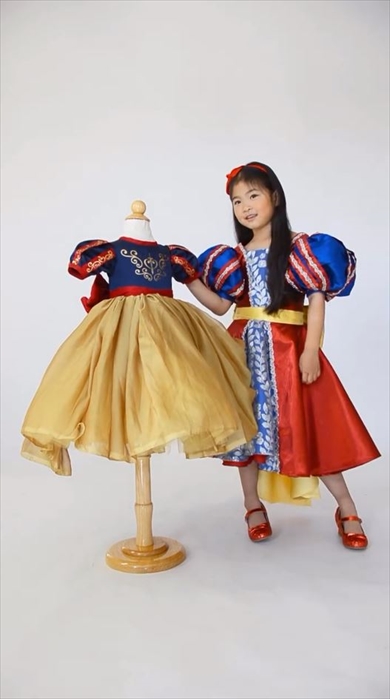 パパが作った白雪姫ドレスを着た1歳の女の子、5歳になったら……