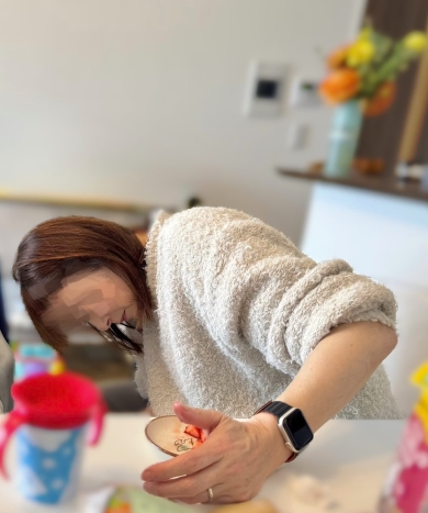 お掃除ロボットが気になる赤ちゃんと祖母