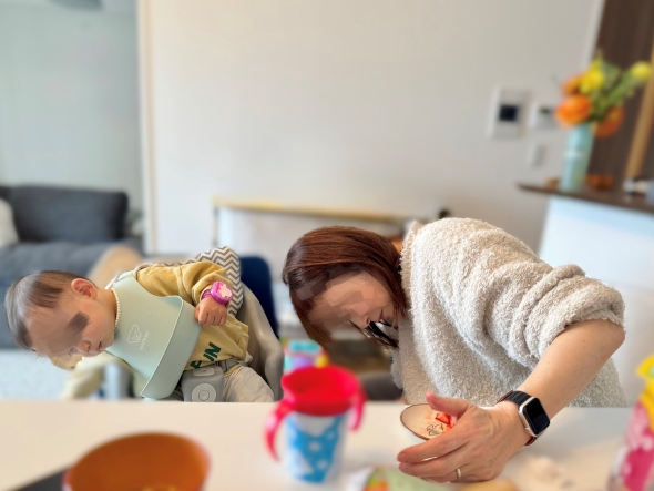 お掃除ロボットが気になる赤ちゃんと祖母