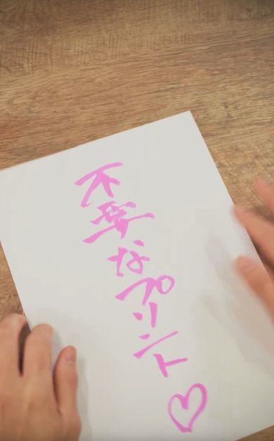 ハサミ不要でA4用紙を4分割に簡単カットできる便利アイテム「ヨンブンカッツ」