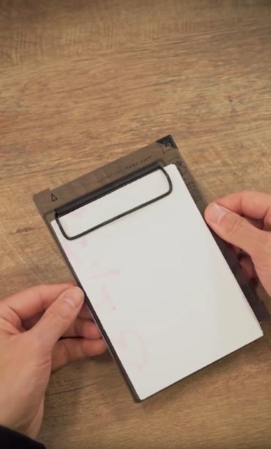 ハサミ不要でA4用紙を4分割に簡単カットできる便利アイテム「ヨンブンカッツ」