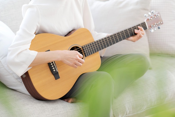 ギターを演奏する人の写真