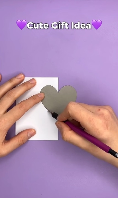 ハートの半分の型を取ります