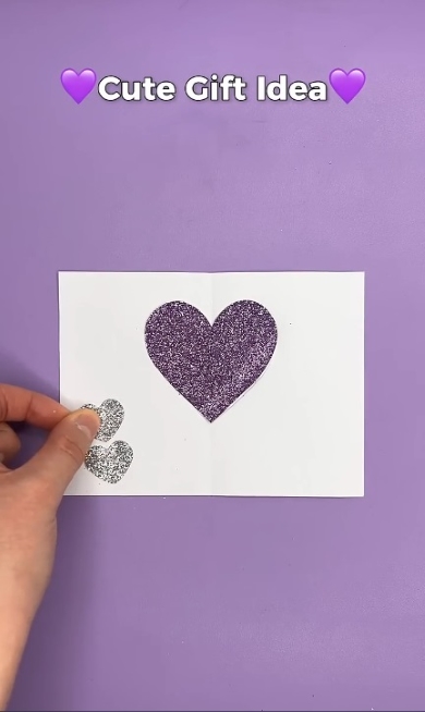 キラキラのハートの紙を貼る