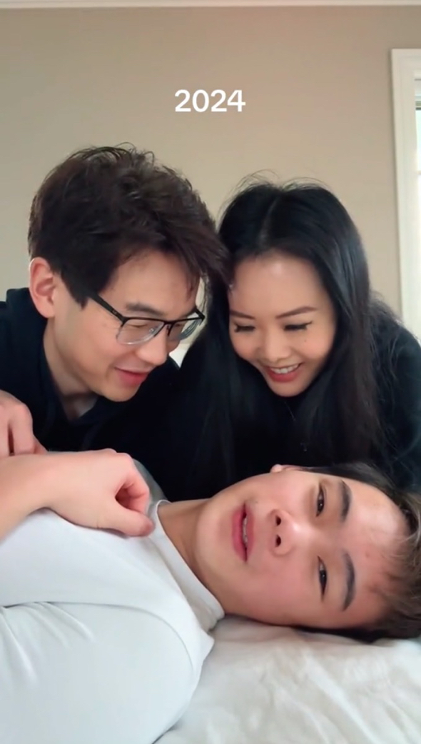 息子が赤ちゃんだった15年前を再現する親子