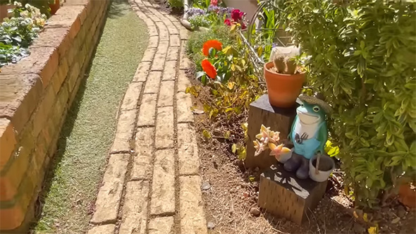 完成した花小道の入り口