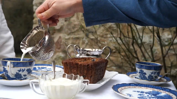 イギリス 田舎 築500年 古民家 手作り バナナケーキ お庭 おうちカフェ