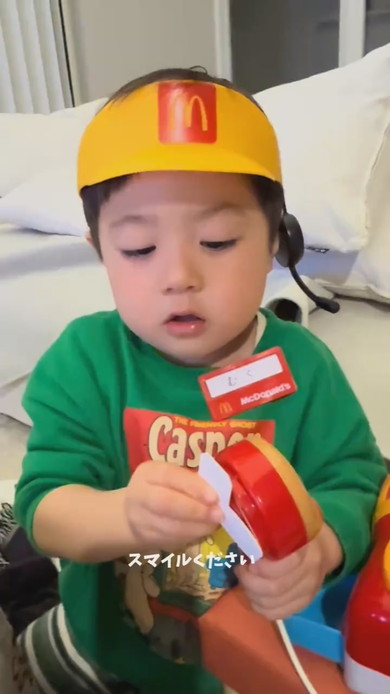 マクドナルドごっこをする男の子