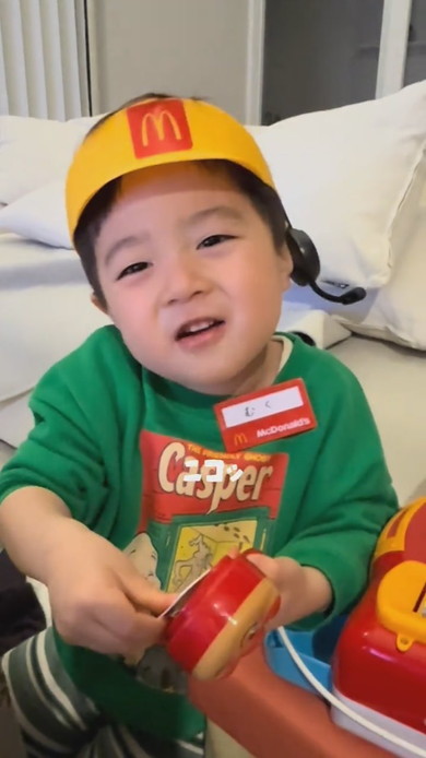 マクドナルドごっこをする男の子