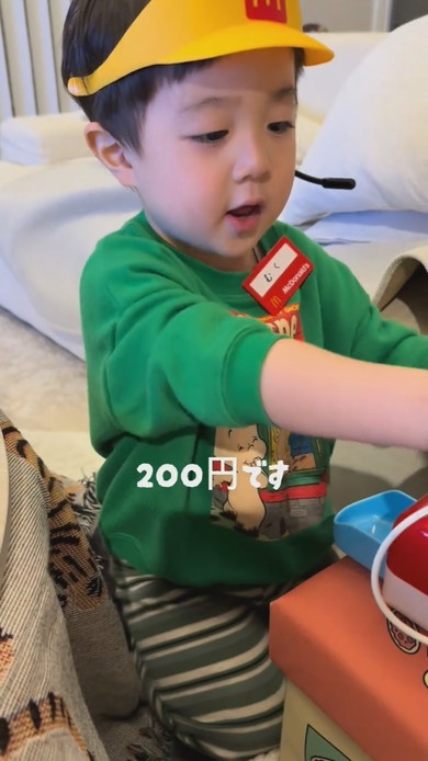 マクドナルドごっこをする男の子