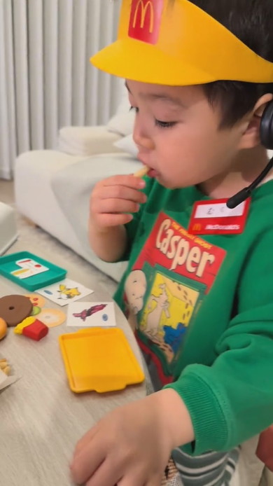 マクドナルドごっこをする男の子