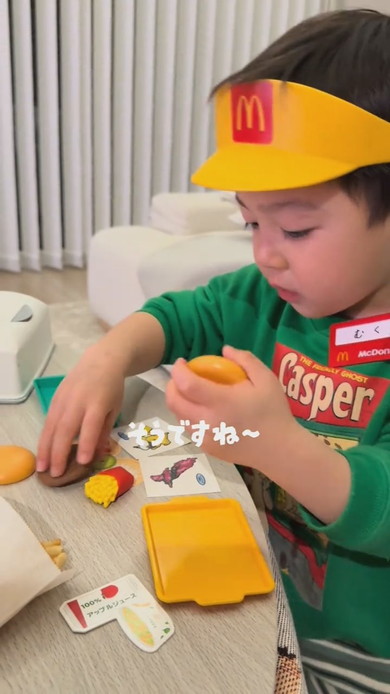 マクドナルドごっこをする男の子