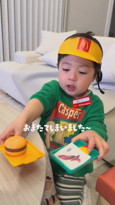 マクドナルドごっこをする男の子