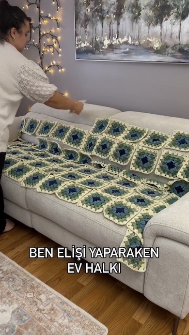 ソファをおおうほどの数のモチーフを並べるところ