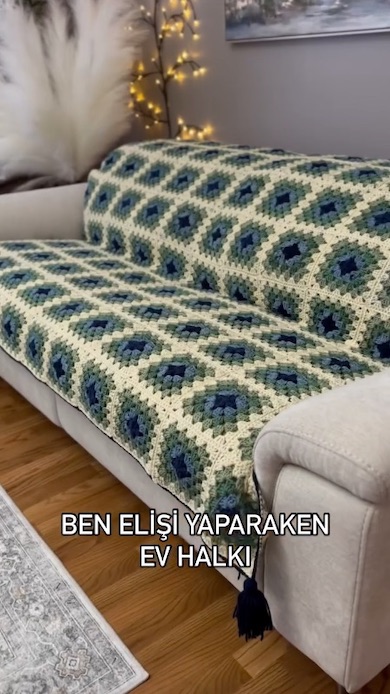 完成したカバーがソファにかかっているところ