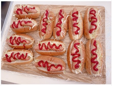 12本ホットドッグが並んだ様子